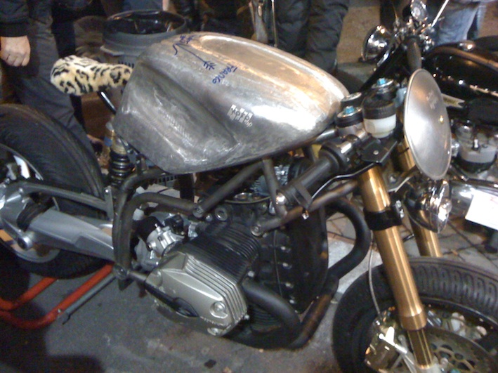 C'est ici qu'on met les bien molles....BMW Café Racer - Page 9 21.45