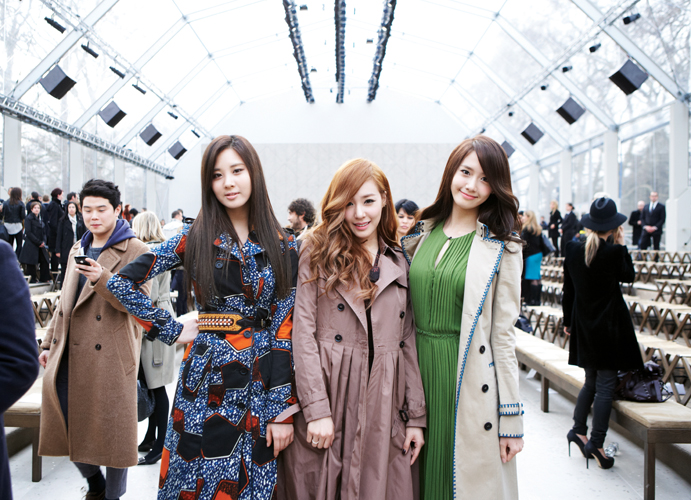  [CAPS] 2012.02.20  Tiffany, Yoona y Seohyun en el “2012 F/W Burberry Prorsum Fashion Show” 120302firstlookburbuerry