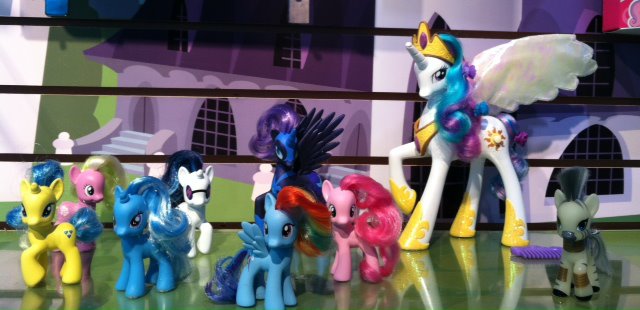 My Little Pony: Friendship is Magic - Tema general - Página 13 424247_381668998517210_118429394841173_1690237_355485671_n%282%29