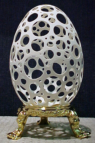 تحف فنية من قشور البيض Goose-Egg-carved-with-Holes