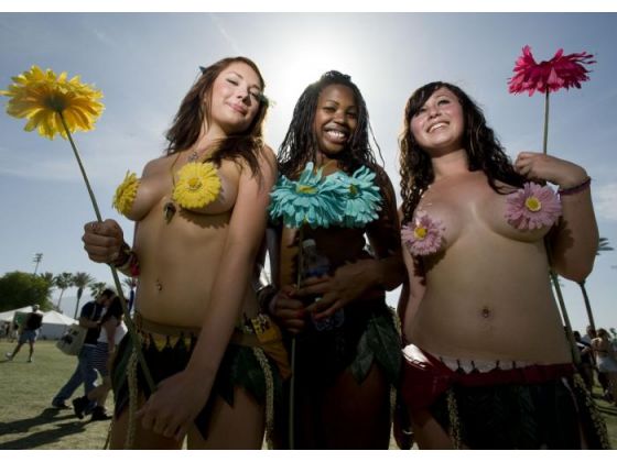 Seno del foro. - Página 4 Bikini-flower-girls-from-coachella