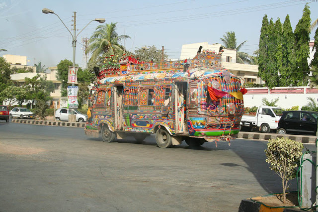تحف فنية عملاقة... فـن تـزيـيـن البـاصـات وسـيـارات الـنـقـل فـي البـاكـسـتـان Decorative-pakistan-truck-art-8