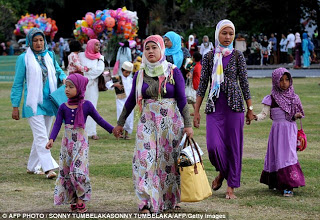 There's actually a train under there... Mass of people try to get on board as millions celebrate the end of Ramadan  Article-2386458-1B31FCCC000005DC-491_634x436