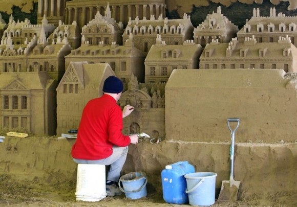 من أغرب متاحف العالم: تاريخ بريطانيا بالرمال ! Museum-sand-sculpture-09