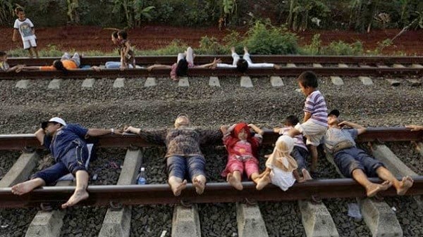 في أندونيسيا يرمون بأنفسهم أمام القطارات للعلاج They throw themselves in front of trains for treatment 4-min