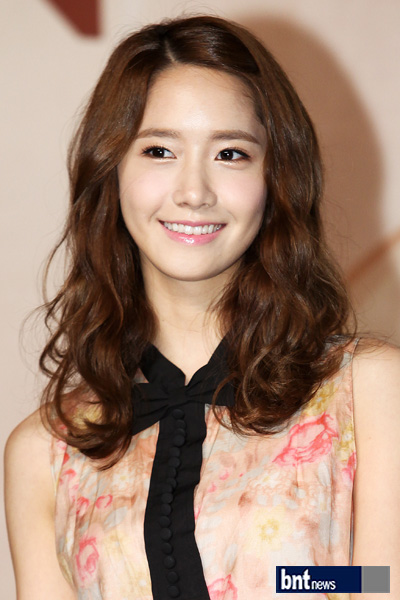 [CAPS] Yoona en FreshLook Illuminate 'Rich Brown' Launching Event 10