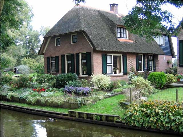 Flag this message Giethoorn, village in Holland with no roads اجمل قرية بالعالم بدون سيارات Giethoorn5