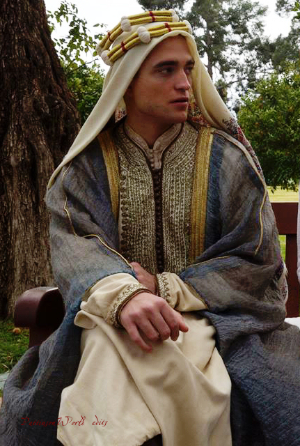 15 Junio - Los 13 Mejores Momentos de 'Queen Of The Desert' en el trailer además de Robert Pattinson Todo cubierto de arena y sol!!! Lawrece