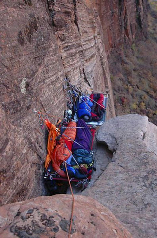  كيف يبيت متسلقو الجبال ليلتهم .. جنون حقيقي  How Climbers Spend Night on The Cliff  crazy stuff  228141%252Cxcitefun-how-climbers-spend-night-on-the-cliff-15