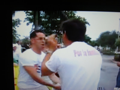 MULEROS Y EXILIADOS CUBANOS CHOCAN FRENTE A LAS OFICINAS DEL REPRESENTANTE FEDERAL MARIO DIAZ BALART  DSC04897