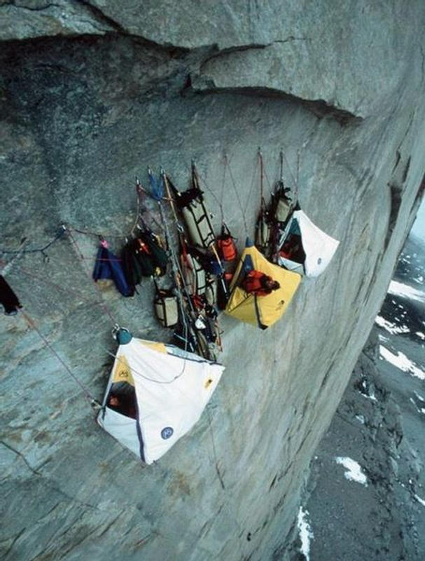  كيف يبيت متسلقو الجبال ليلتهم .. جنون حقيقي  How Climbers Spend Night on The Cliff  crazy stuff  228142%252Cxcitefun-how-climbers-spend-night-on-the-cliff-14