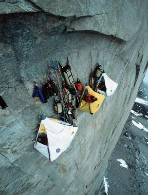 المتسلقون المغامرون 228142%252Cxcitefun-how-climbers-spend-night-on-the-cliff-14