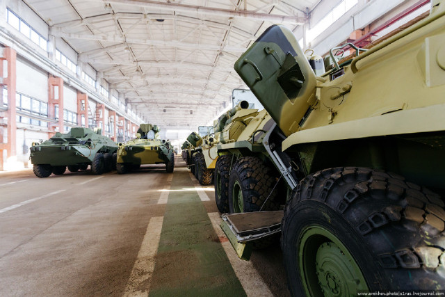 انتاج مدرعات BTR-70 و BTR-80 في روسيا  Russian%2BBTR-70%2Band%2BBTR-80%2Bfactory%2B1