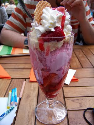 Ya no censuro al helado con fresas y crema  / Por Aguaya Berlin Erdbeerbecher