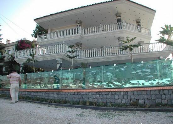 رجل أعمال تركي يبني أكبر "حوض سمك "يحيط منزله  Das-gr%C3%B6%C3%9Fte-Aquarium-Zaun-08