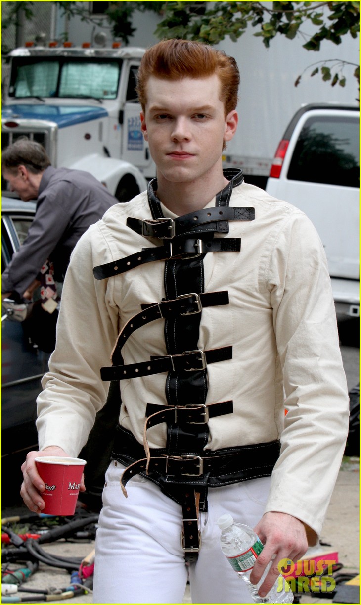 [TV] Gotham (2ª Temporada) - Novos vilões! Cameron-monaghan-wears-a-straight-jacket-for-joker-on-gotham-04