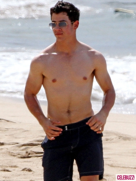 OMJ!!! Nick Jonas y Joe Jonas jugando en la playa...y ¡SIN CAMISA! Nick-Jonas-Football-435x580