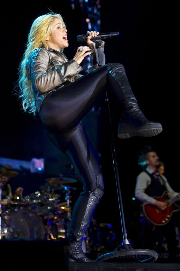 Shakira                   - Pagina 2 Shakira-in-shiny-spandex-leggings23