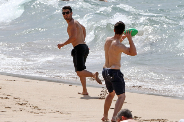 OMJ!!! Nick Jonas y Joe Jonas jugando en la playa...y ¡SIN CAMISA! 281656452