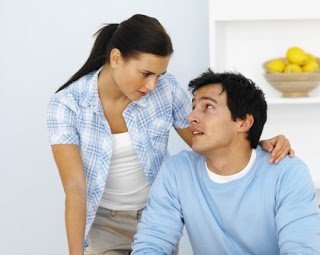 10 نصائح لكي تجعلي زوجك يستمع إليك  Young-couple-talking-finances1-430x343