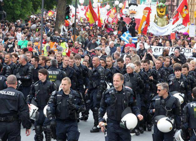 La policía alemana se quita los cascos y marcha con los manifestantes. VtK2B