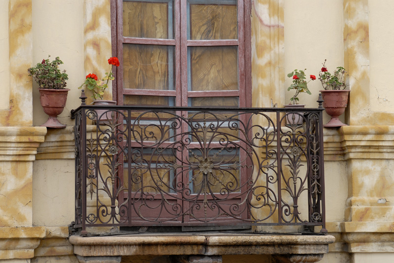 Ventanas - Página 3 17-balcones-coloniales-en-frente-de-la-plaza-calderan