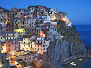 صور لاجمل مدينة في العالم Dennis-flaherty-dusk-falls-on-a-hillside-town-overlooking-the-mediterranean-sea-manarola-cinque-terre-italy