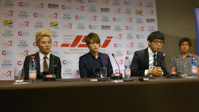 fotos de la conferencia de JYJ en chile =D 421106_10150661286248442_833358441_9120154_2005259974_n