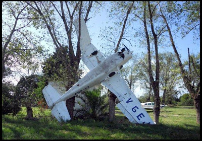 Museo Nacional de Aeronáutica de Morón - Página 2 Destrozos%2Ben%2BMoron%2B%252827%2529