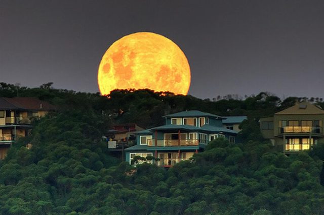 القمر ... كما لم ترآه من قبل .. رااائع  Stunning-photos-of-moon-04
