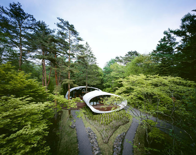 اليابانيين ماخلو مكان ما أستثمروه  Japanese-oval-sushi-roll-house-villa-cottage-3