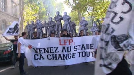 Le Mouvement en France . - Page 12 Ultras_banderole_stade