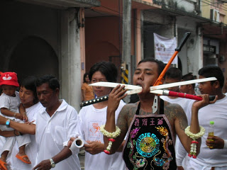 5 Ritual Paling Aneh di Dunia 2-phuket-vegetarian-festival