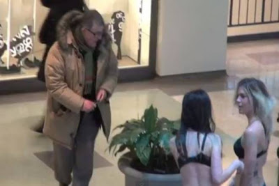 Γυμνή... φωτογράφιση σε εμπορικό κέντρο Striptease_Prank_Mall