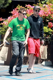 10 Agosto - Robert con su amigo Sam por los Angeles.(9 Agosto) Cd5b62ecc7348563_65126PCN_Pattinson02wtmk