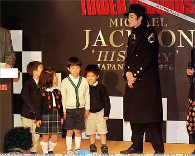 Fotos Raras Encontradas Por Mim na Net - Página 18 Michael_Jackson_Visit_At_Tower_Records_Tokyo_1996