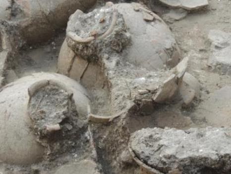 3,700 year old wine cellar found in Israel Wine_cellar-1