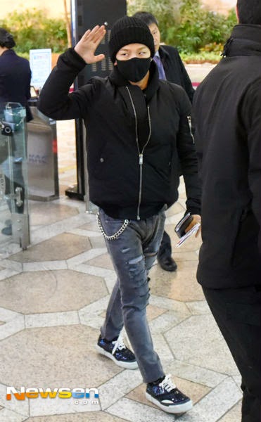 [10/12/14][Pho] Taeyang tại sân bay Incheon đến Bắc Kinh Taeyang-beijing_004