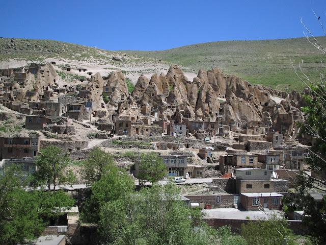  بالصور قرية إيرانية محفورة داخل الصخور Images Iranian village carved into the rock Village_troglodyte_kandovan_iran
