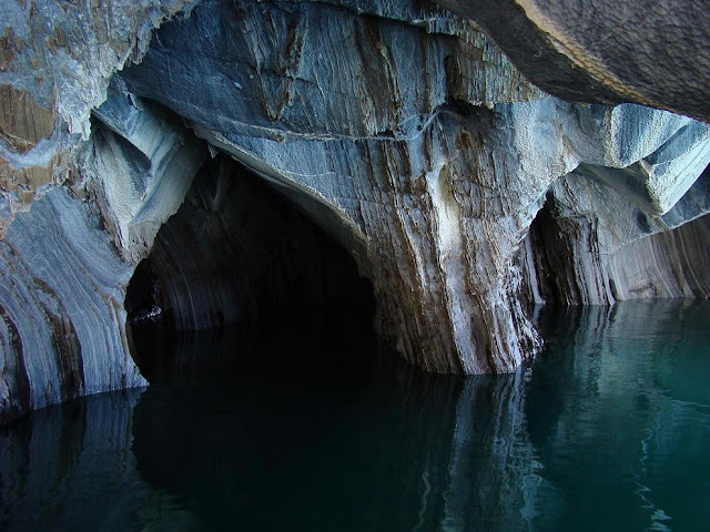 كهوف الرخام الرائعه في تشيلي  Geological-formations-on-Chilean-side-of-General-Carrera-Lake