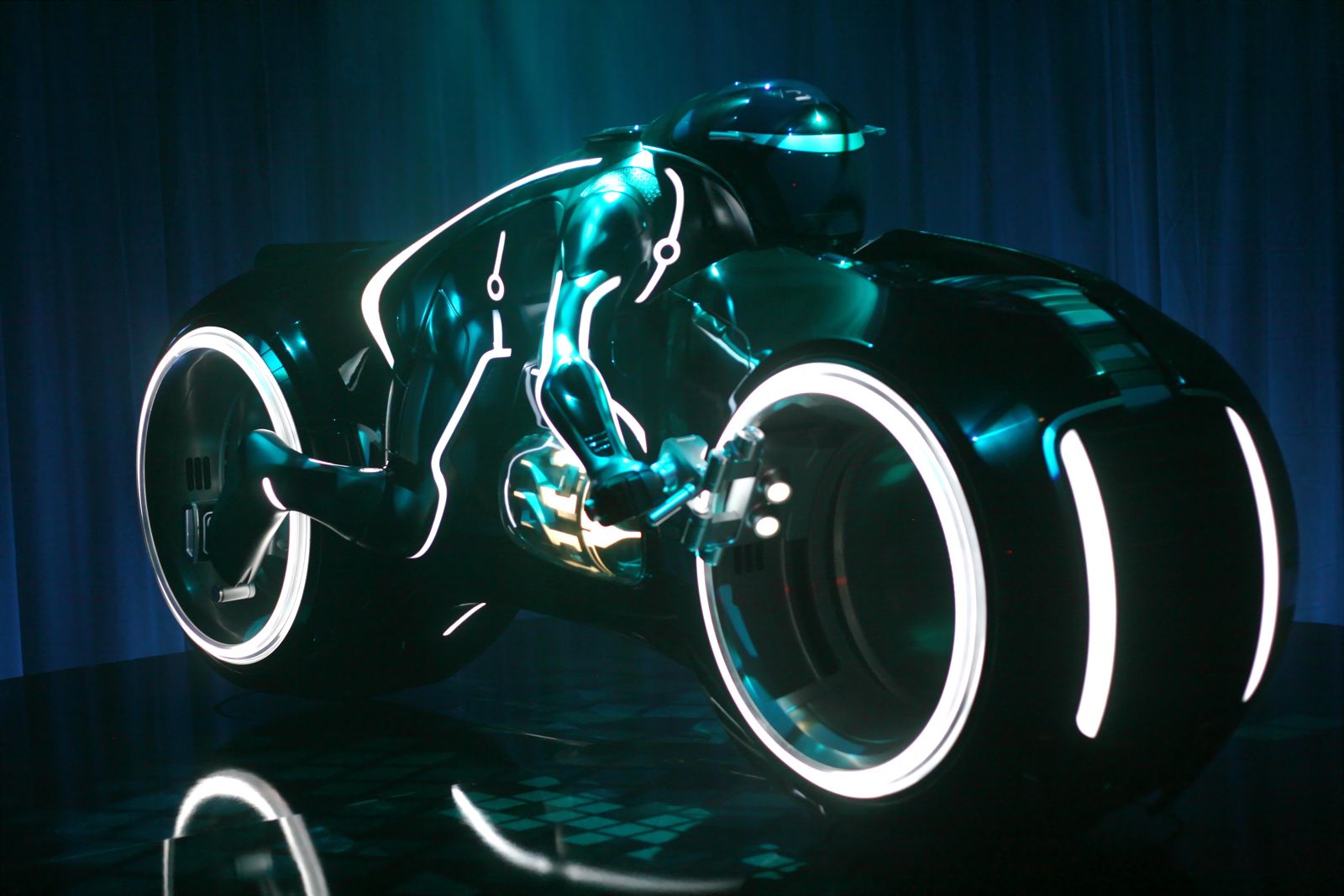 TRON: Legacy (TR2N) (2010) Tron_legacy_light_cycle_204961_20090725