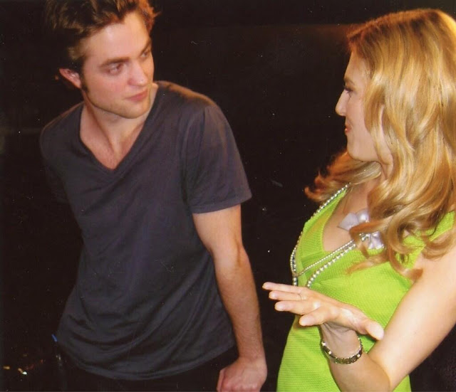 20 Junio - Nuevas / Antiguas fotos de Rob en el Set de Luna Nueva!!! (2009) Nm