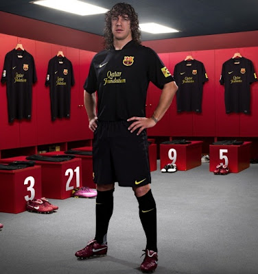 قميص برشلونة الجديد FC%2BBarcelona%2BAway%2BKit%2B2011-2012%2BBlack%2BQatar%2BFoundation%2BPuyol