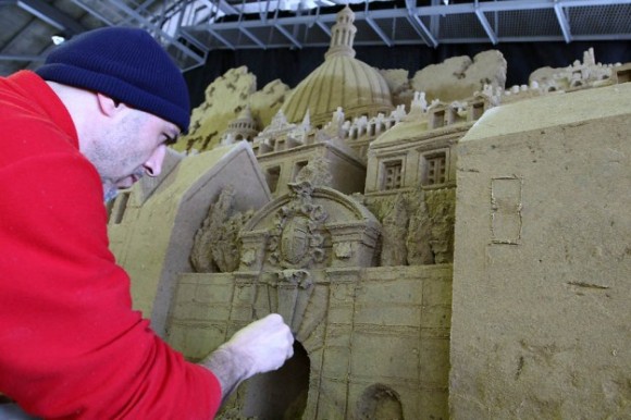 من أغرب متاحف العالم: تاريخ بريطانيا بالرمال ! Museum-sand-sculpture-010