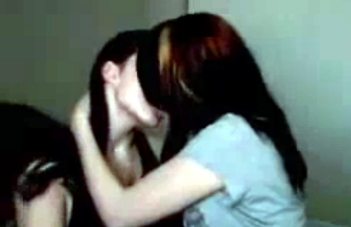 Garota beija amiga por 4h seguidas e desmaia desidratada Meninas-se-beijando