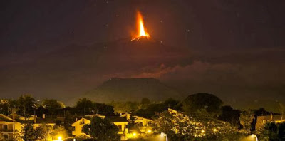 SEGUIMIENTO MUNDIAL DE VOLCANES. - Página 9 Crop_italyetnaeruption-131026