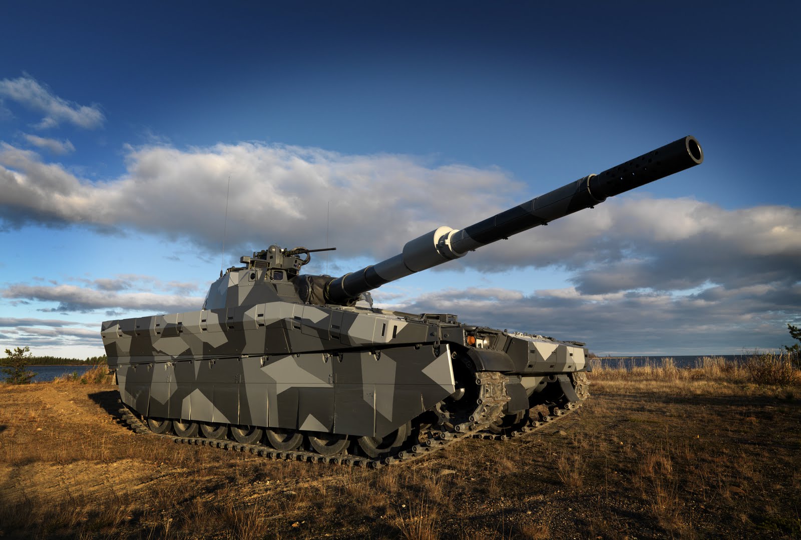 الدبابة السويدية الخفيفة  CV90120-T CV90120