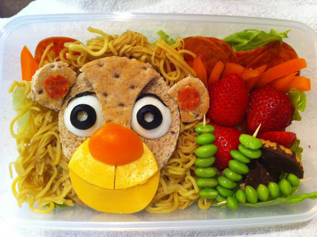 إبداع بلا حدود .. تحويل وجبات الطعام إلى أعمال فنية مدهشة وملفته للنظر ! Mom-makes-lunch-art-for-son-bento-box-art-1