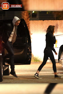 10 Abril-Fotos de Rob, Kristen y sus amigos celebrando el cumpleaños de Kris - 09 de abril 425_Kristen_Stewart_robert_pattinson_KStewartBIRTHDAYexclu0409_03_X17