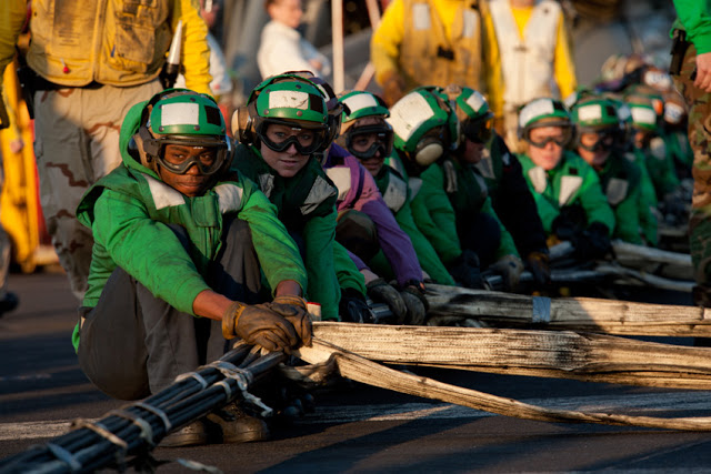 avioes - Porta-aviões (M570 - 43PM/2011)  U.S.-Navy-photo-by-Mass-Communication-Specialist-3rd-Class-Kenneth-Abbate9